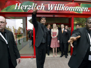 Bodyguard Mohammed und Model Claudia Schiffer