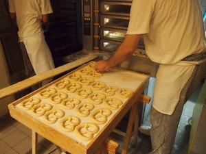 Die Brezeln werden aus Teig-Würsten geformt. 