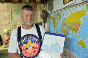 Anderson mit seiner Flaschenpost (Foto: dpa)