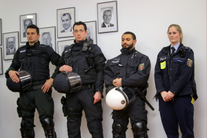 Polizisten sollen jetzt auch Kameras am Körper tragen. 