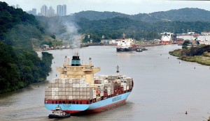Ein Containerschiff im Panama-Kanal 
