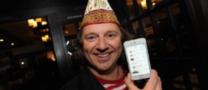 Bubi Brühl von den Paveiern zeigt stolz die Hitliste auf seinem Smartphone – mit „Leev Marie“ steht die Band an der Spitze der iTunes-Schlager-Charts. (Foto: Worring)