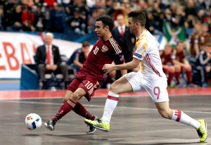 Profis in der Halle (Foto: dpa)