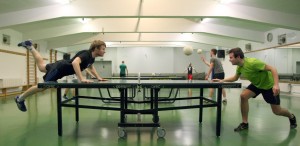 Beim Headis köpfen die Spieler den Ball. (Foto: dpa)