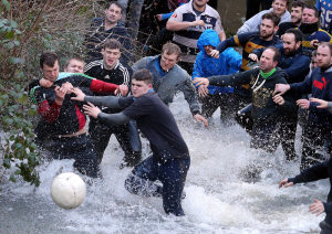 Nass kann man bei dem Spiel auch werden. (Foto: dpa)