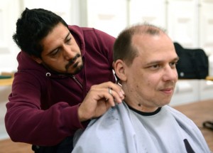 Klar: Auch Männer können Haare schneiden! Sie tun es nur seltener. (Foto: dpa)