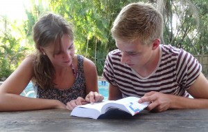 Wo wollen wir hin? Désirée und Dario bei der Reiseplanung (Foto: dpa)