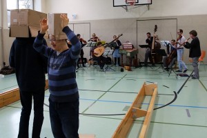 Tüte auf den Kopf: Bei den Proben geht es manchmal drunter und drüber.