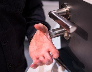 Hat man vorher die Zugangsdaten runtergeladen, kann man mit dem Chip unter der Haut zum Beispiel Türen öffnen. (Foto: dpa)