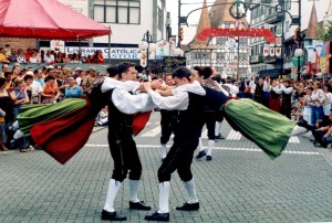 Vieles erinnert an Deutschland: Schauspieler tragen hier deutsche Trachten. (Foto: dpa)