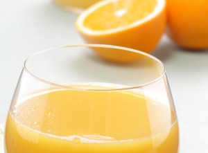 Neben Wasser sind auch Fruchtschorlen gut - O-Saft könnt ihr zum Beispiel mit Wasser verdünnen. (Foto: dpa)