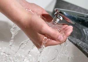 Vorm Trinken sollte man das Wasser ein paar Sekunden laufen lassen. (Foto: dpa)