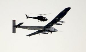 Hier wird die Solar Impulse noch von einem Helikopter begleitet. (Foto: afp)