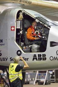 Pilot Bertrand Piccard im Cockpit (Foto: afp)