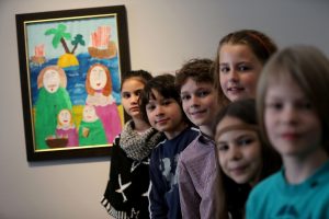Kunst von Kindern hängt jetzt neben der von berühmten Malern. (Foto: dpa)