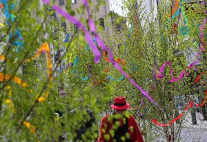 Dünne Bäumchen mit buntem Schmuck: Maibäume in Köln. (Foto: dpa)