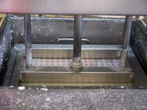 Eine Maschine presst den Tofu in feste Blöcke. (Foto: dpa)