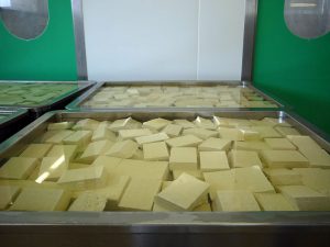 Am Ende sieht der Tofu so aus. (Foto: dpa)
