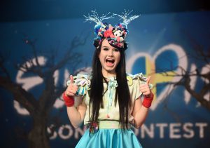 Bunt, knallig, fröhlich: Jamie-Lee in Manga-Arbeitsoutfit (Foto: dpa)