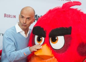 Christoph Maria Herbst mit einer Red-Puppe (Foto: dpa)