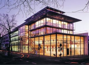 Hier sind viele Rechenmaschinen ausgestellt: das Arithmeum in Bonn. (Foto: dpa)