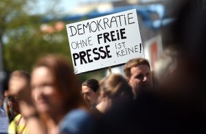 Richtig! Zu einer Demokratie gehört Pressefreiheit dazu. (Foto: dpa)