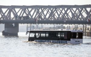 Bus oder Boot? Irgendwie beides. (Foto: dpa)