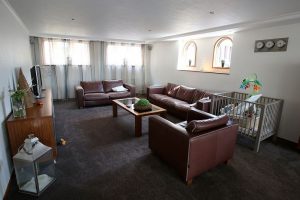 Hell und modern: So sieht das Wohnzimmer aus.