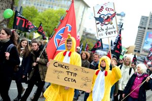 Sorge um unsere Lebensmittel: Kritiker beim Protest gegen TTIP (Foto: dpa)