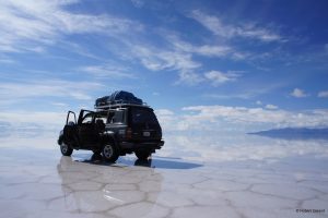 Zur Regenzeit verwandelt sich der Salar de Uyuni in eine große spiegelnde Fläche. (Foto: dpa)