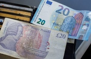 Die Briten haben ihre eigene Währung behalten: 20 Euro und 20 Pfund zum Vergleich (Foto: dpa)