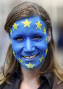 Brexit-Gegner sind dafür, dass die Briten in der EU bleiben. Dieser Frau trägt deswegen die Flagge der EU im Gesicht. (Foto: rtr)
