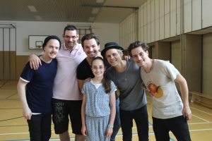 Sophie hat das Konzert mit einer Foto-Reportage über ihren Papa (2.v.l.) gewonnen. (Foto: Sommersberg)