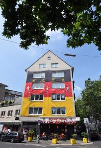 Die gigantische Deutschlandflagge hängt über einer Kölner Gaststätte. (Foto: dpa)