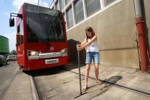 Fine stellt eine Weiche um. Das machen die Fahrer sonst nicht selbst. (Foto: Goyert)