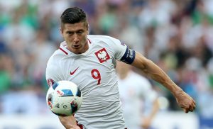 Fußball-Profi Robert Lewandowski schießt sonst für Bayern Tore. Am Donnerstag spielt er aber für sein Heimatland Polen. (Foto: dpa)