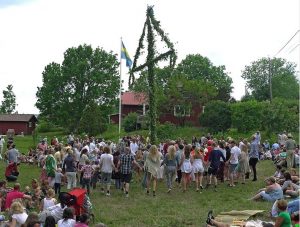 Alle tanzen um die Maistange herum. (Foto: dpa)
