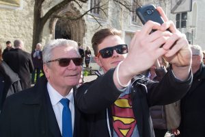 Klick - und schon ist das Foto mit Bundespräsidenten im Kasten. (Foto: dpa)