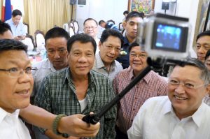 Die Selfie-Stange wird immer häufiger genutzt - hier vom philippinischen Präsidenten. (Foto: dpa)