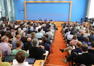 Viele Journalisten kamen und stellten ihr Fragen. (Foto: dpa)