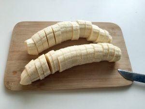 Die Bananen müssen in kleine Stücke geschnitten werden. (Foto: dpa)