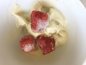 Aus Erdbeeren und Bananen wird Erdbeereis. (Foto: dpa)