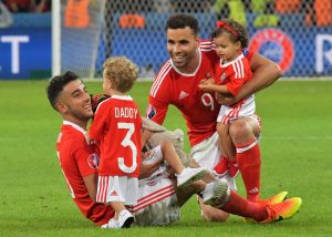 Neil Taylor (links) und Hal Robson-Kanu mit ihren Kindern (Foto: dpa)