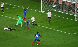 Das zweite Tor: Antoine Griezmann tunnelt Manuel Neuer. (Foto: dpa)