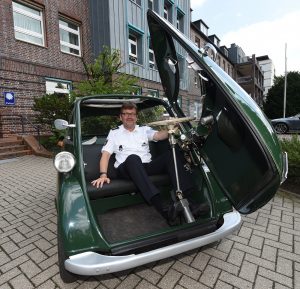 Vorne einsteigen: Polizeisprecher Rainer Bohmbach führt die Isetta vor. (Foto: dpa)