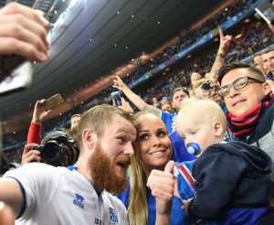 Aron Gunnarsson mit seiner Freundin Kris Jonasdottir und ihrem kleinen Sohn (Foto: dpa)