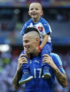 Auf die Schultern, fertig, los: Marek Hamsik mit Sohn Lucas
