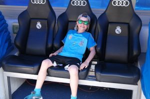 Chillen auf dem Platz, wo sonst Bale oder der Trainer sitzt: Jona auf der Ersatzbank (Foto: Jona)