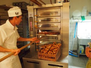 Wer Bäcker war, erhielt früher auch den Nachnamen Bäcker. (Foto: dpa)