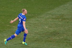 Der isländische Spieler Sigthorsson jubelt nach einem Siegertor bei der EM. (Foto: dpa)
